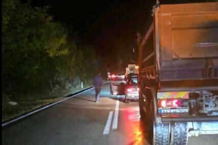 (FOTO) OBUSTAVLJEN SAOBRAĆAJ Težak sudar na putu Banjaluka-Mrkonjić Grad