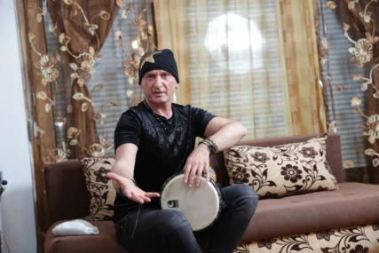 "Pitala me je kako može to da prođe bez nje" Pjevač u 64. godini dobio dijete sa novom djevojkom, pa dobio poziv od bivše žene