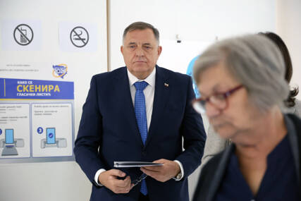 (FOTO) Milorad Dodik GLASAO U LAKTAŠIMA: Predsjednik SNSD na biračko mjesto stigao u pratnji supruge Snježane