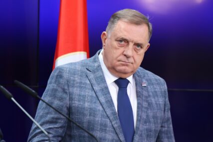 Dodik se obrušio na novinara BHRT: „Ajde, vozi brate. Vrati mikrofon“
