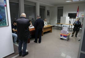 (FOTO, VIDEO) U Banjaluci mirno, u Ljubljani OGROMNE gužve: Izbori za Narodnu skupštinu Srbije izazvali VELIKI INTERES Srba u Srpskoj i Sloveniji