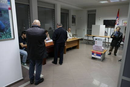 (FOTO, VIDEO) U Banjaluci mirno, u Ljubljani OGROMNE gužve: Izbori za Narodnu skupštinu Srbije izazvali VELIKI INTERES Srba u Srpskoj i dijaspori