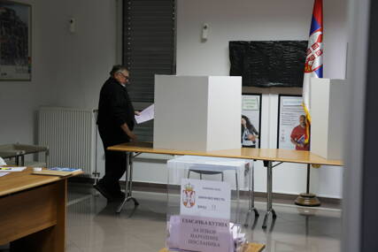 (VIDEO, FOTO) Cijelu noć čekaju da dođu na red: Ogromni redovi državljana Srbije u Los Anđelesu, Vašingtonu, Pekingu, Ljubljani i Beču