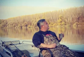 POBJEGAO OD ESTRADЕ I SKUĆIO SE U ŠUMI Pjevač doživio infarkt sa 32 godine, za jednu noć zaradio je 67.000 evra