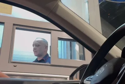 Policajac na granici Crne Gore zapjevao dok je pregledao dokumente: Snimak njegovog opuštenog ponašanja oduševio korisnike mreža