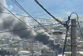 (VIDEO) Gori autobus u Sarajevu: Crni dim se širi gradom, vatrogasci na terenu