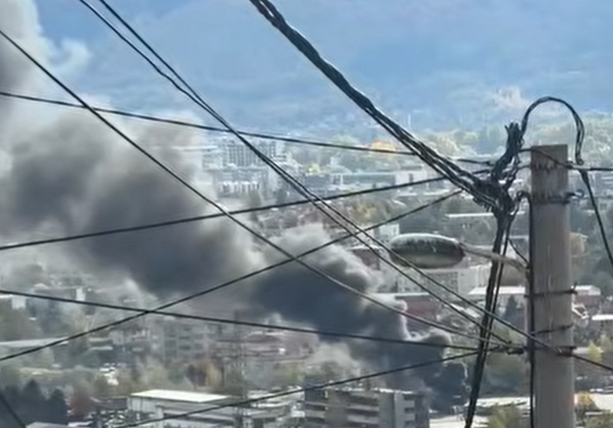 (VIDEO) Gori autobus u Sarajevu: Crni dim se širi gradom, vatrogasci na terenu
