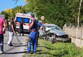JEZIV PRIZOR KOD POŽAREVCA Automobil potpuno smrskan nakon udesa, na terenu Hitna pomoć
