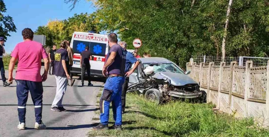 JEZIV PRIZOR KOD POŽAREVCA Automobil potpuno smrskan nakon udesa, na terenu Hitna pomoć