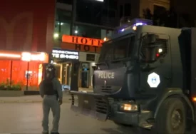 (VIDEO) Totalni haos u Prištini: Skupština tzv. Kosova demolirana, leti pirotehnika, razbijeni prozori, povrijeđen policajac