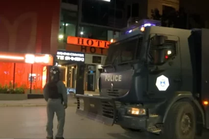 (VIDEO) Totalni haos u Prištini: Skupština tzv. Kosova demolirana, leti pirotehnika, razbijeni prozori, povrijeđen policajac