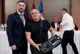 (FOTO) "Otišao u prave ruke" Slavenko Ristić uručio pištolj Relji Jovanoviću za zasluge u Odbrambeno-otadžbinskom ratu