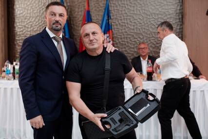 (FOTO) "Otišao u prave ruke" Slavenko Ristić uručio pištolj Relji Jovanoviću za zasluge u Odbrambeno-otadžbinskom ratu