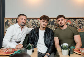 (FOTO) "Njima pripadam" Ristić kampanju završio sa porodicom, prijateljima i komšijama u Bijeljini