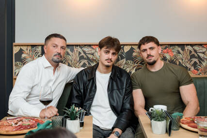 (FOTO) "Njima pripadam" Ristić kampanju završio sa porodicom, prijateljima i komšijama u Bijeljini