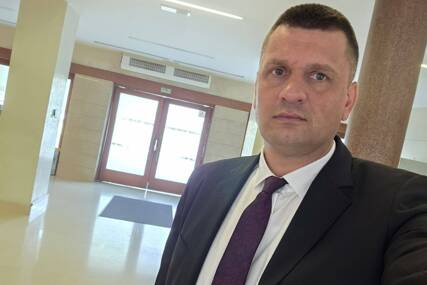 (FOTO) Ako ste mu rodbina, kum ili komšija – ovo je poruka za vas: Radovan Romanić nakon izbora "ZARATIO" sa cijelom Omarskom