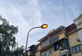 (FOTO) Ko će ugasiti svjetla? Rasvjeta u ovom dijelu Banjaluke i nakon svitanja radi punom parom