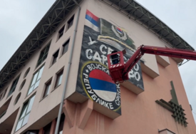 Mural posvećen Vojsci Republike Srpske: Na zgradi iscrtavaju zastavu, grbi i šapku kakvu je nosio Ratko Mladić