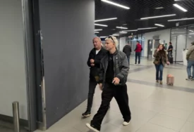 (FOTO) OŽENIO NIKOLIJU, PA SE POJAVIO NA AERODROMU Relja Popović u opuštenom izdanju nakon tajnog vjenčanja