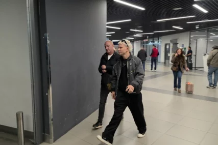 (FOTO) OŽENIO NIKOLIJU, PA SE POJAVIO NA AERODROMU Relja Popović u opuštenom izdanju nakon tajnog vjenčanja