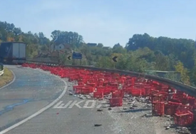 (FOTO) POTPUNI HAOS NA PUTU Šleper se prevrnuo, više od 500 gajbi piva rasuto po kolovozu