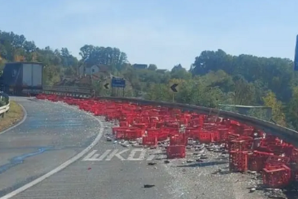 (FOTO) POTPUNI HAOS NA PUTU Šleper se prevrnuo, više od 500 gajbi piva rasuto po kolovozu