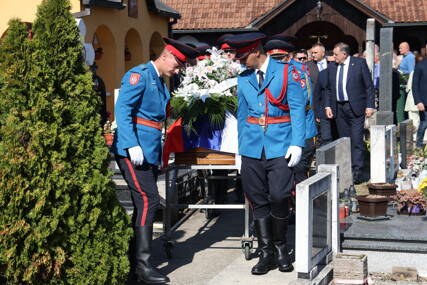 (VIDEO, FOTO) Sahranjena Biljana Plavšić: Posljednji pozdrav bivšoj predsjednici Srpske