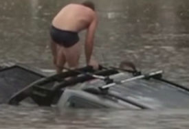 (VIDEO) SEKUNDE SU GA DIJELILE OD SMRTI Novinar i prolaznik spasili vozača iz automobila koji je tonuo
