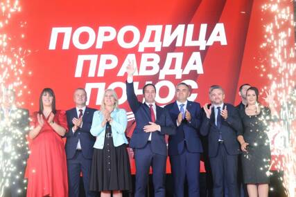 (FOTO) Spektakl u Staroj Adi: Pobjednička atmosfera na završnoj konvenciji SPS, Selak poslao jasnu poruku