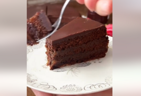 TAJNA SAVRŠENE SAHER TORTE JE U OVOM DETALJU Čokolada, kajsije i sočni patišpanj za poslasticu kojoj nema ravne