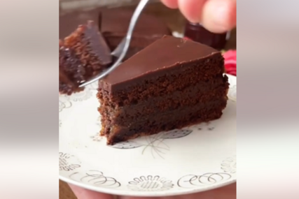 TAJNA SAVRŠENE SAHER TORTE JE U OVOM DETALJU Čokolada, kajsije i sočni patišpanj za poslasticu kojoj nema ravne