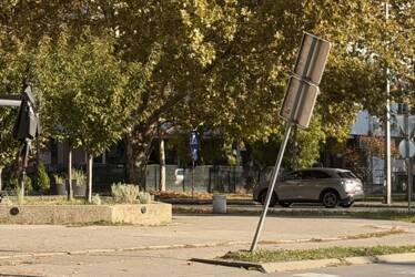 (FOTO) Banjalučki znakovi prijete pješacima: Jedan se srušio pored žene i djeteta, drugi se opasno nakrivio