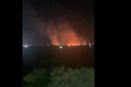 (VIDEO) Vatrogasci se bore da zaštite objekte: Veliki požar u blizini sarajevskog aerodroma