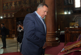 (FOTO) "Ovo je naš zavjet" Dodik zapalio svijeću i cjelivao oltar, evo šta je OBEĆAO I BOGU I NARODU