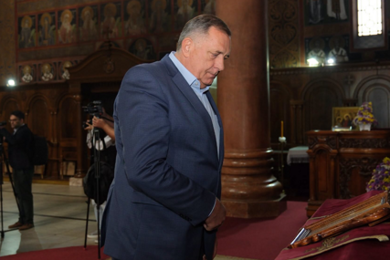 (FOTO) "Ovo je naš zavjet" Dodik zapalio svijeću i cjelivao oltar, evo šta je OBEĆAO I BOGU I NARODU