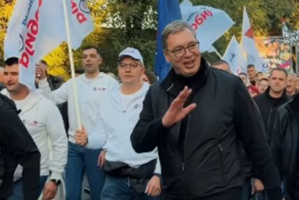 (VIDEO, FOTO) Vučić u Novi Sad stigao vozom: Uskoro počinje veliki skup liste "Ujedinjena Srbija" na Trgu slobode