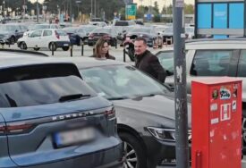 (VIDEO) OVO JE KĆERKA MITRA MIRIĆA Prelijepa brineta prvi put u javnosti, došla po pjevača na aerodrom