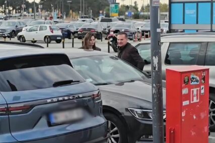 (VIDEO) OVO JE KĆERKA MITRA MIRIĆA Prelijepa brineta prvi put u javnosti, došla po pjevača na aerodrom