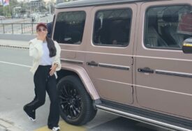(VIDEO) POZNATI NA AERODROMU Relja sa torbom oko vrata, Ana Korać ulazi u bijesnu mašinu