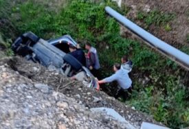 AUTOMOBIL ZAVRŠIO U KANALU Saobraćajna nesreća na putu Banjaluka – Čelinac