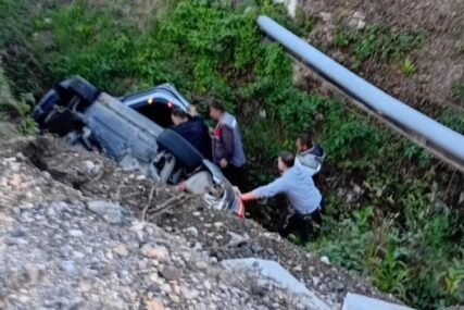 AUTOMOBIL ZAVRŠIO U KANALU Saobraćajna nesreća na putu Banjaluka – Čelinac