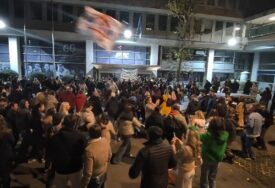 (VIDEO) Zaigralo se i kolo: Građani se okupili ispred zgrade RTS