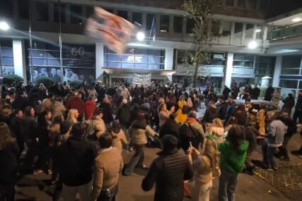 (VIDEO) Zaigralo se i kolo: Građani se okupili ispred zgrade RTS