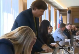 (VIDEO) Skandal u parlamentu Slovenije: Poslanica gađala kolegu poslovnikom