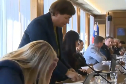 (VIDEO) Skandal u parlamentu Slovenije: Poslanica gađala kolegu poslovnikom