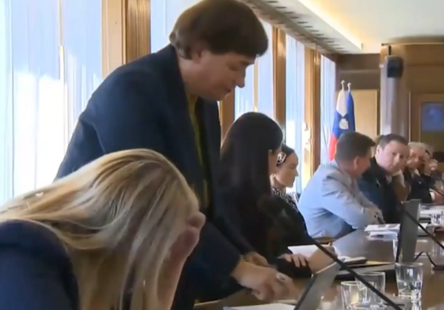 (VIDEO) Skandal u parlamentu Slovenije: Poslanica gađala kolegu poslovnikom