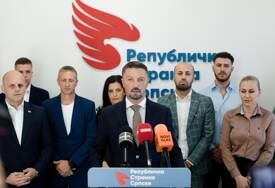 (FOTO) Slavenko Ristić na završnoj konferenciji u Bijeljini "Republička stranka Srpske raste sa Republikom Srpskom i gleda u budućnost"