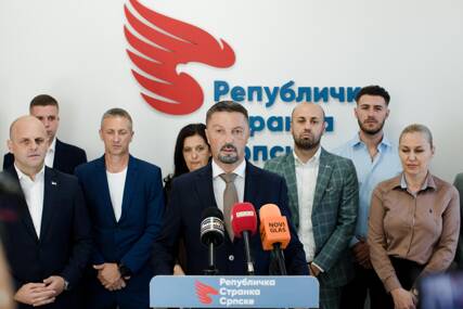 (FOTO) Slavenko Ristić na završnoj konferenciji u Bijeljini "Republička stranka Srpske raste sa Republikom Srpskom i gleda u budućnost"