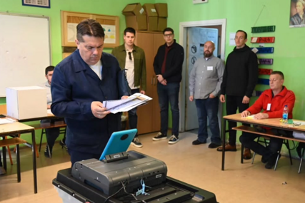 (FOTO) NENAD STEVANDIĆ GLASAO NA IZBORIMA Predsjednik NSRS svoju dužnost obavio u Banjaluci