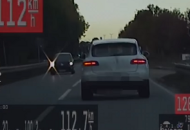 (VIDEO) BIJESNA VOŽNJA Nasilnik za volanom "poršea" gazio 112 na sat gdje je ograničenje 50